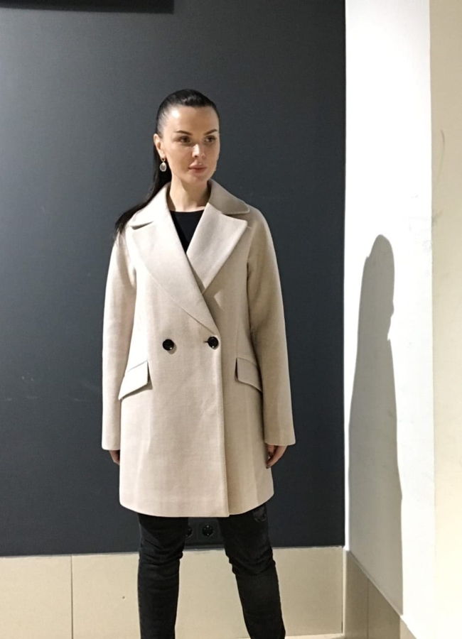 Светлое женское пальто модель № 5565 в кредит