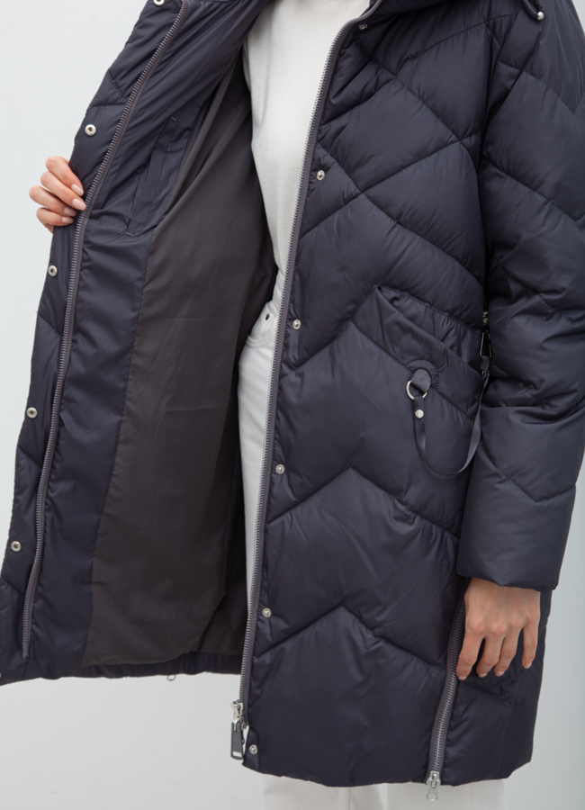 Пуховик женский серого цвета с капюшоном модель № 21051 в рассрочку