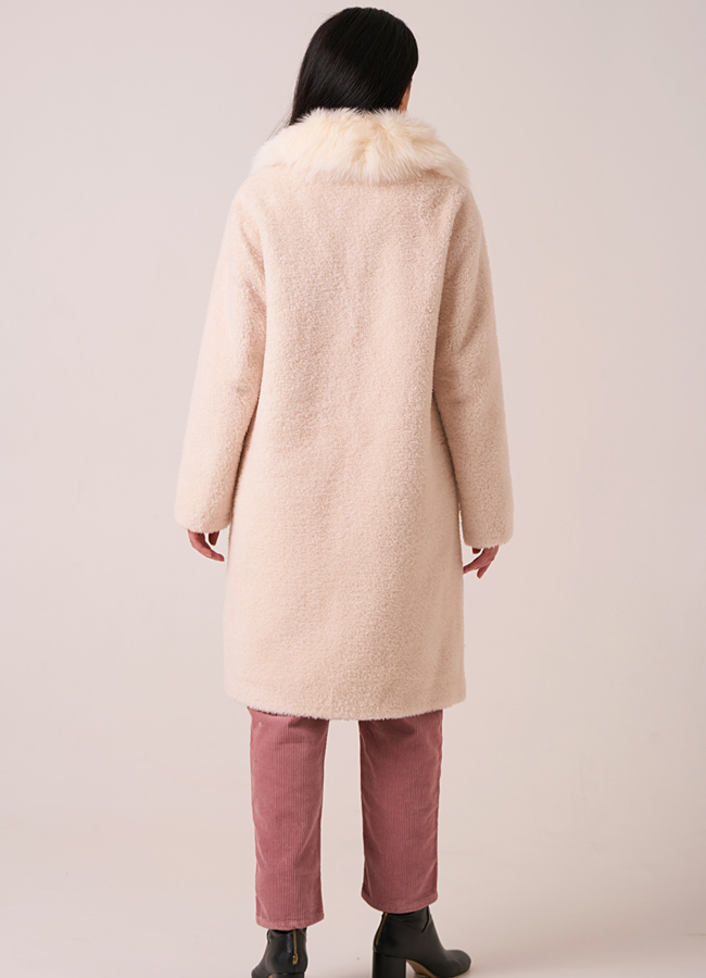 Светлое пальто из эко меха прямого силуэта модель № 17939 в кредит