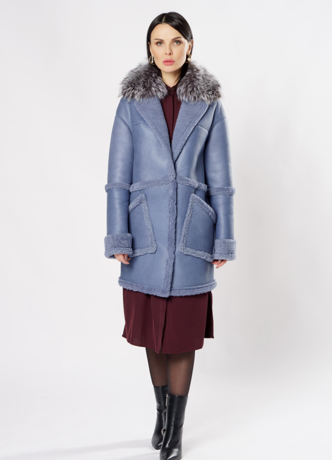 Пальто из овчины голубого цвета с английским воротником модель № 10194 в кредит
