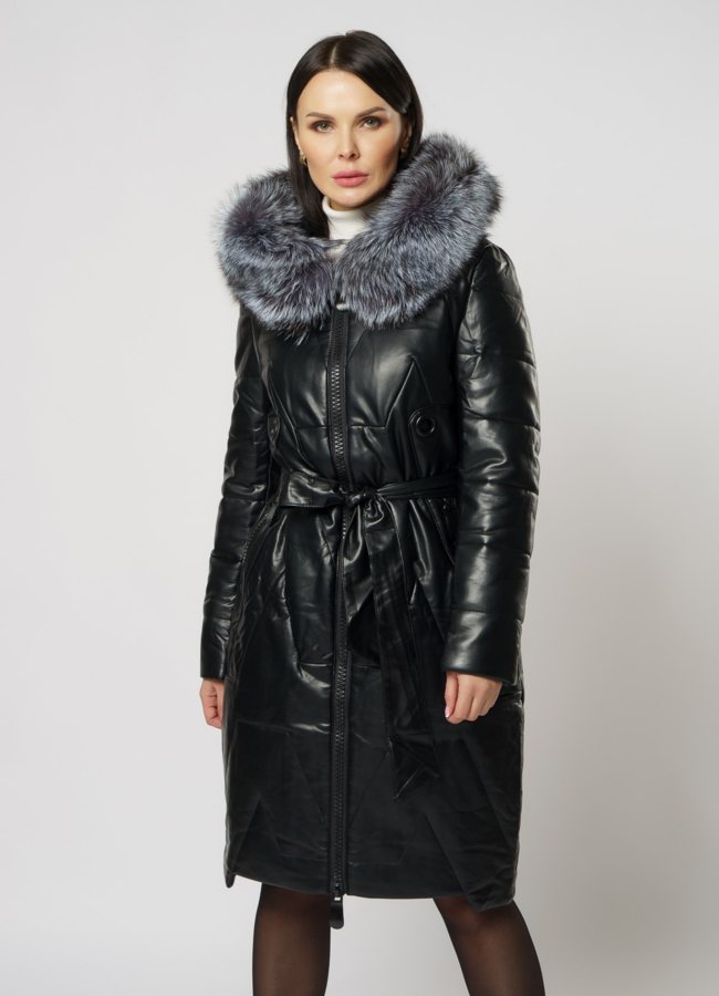 Пуховик из эко кожи черного цвета с отделкой из чернобурки модель № 18262 меха малина