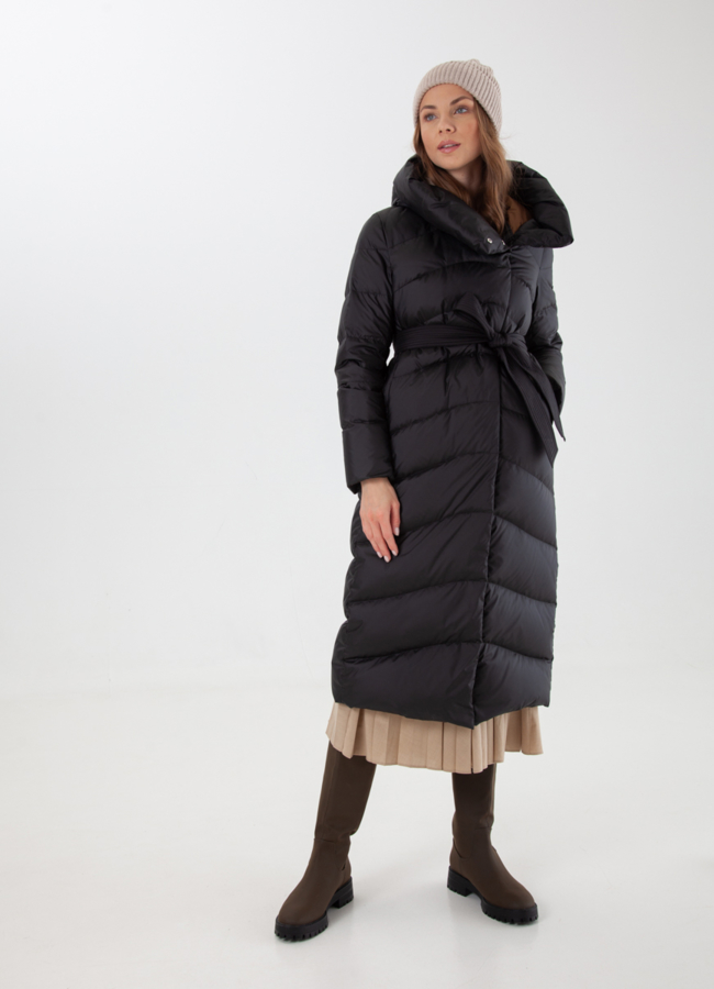 Женский пуховик в черном цвете с капюшоном модель № 21090 меха малина