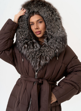 Женский пуховик с отделкой из чернобурой лисы