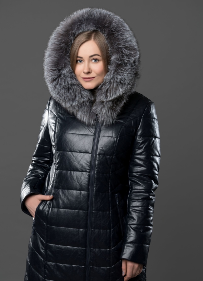 фото Пуховик из эко кожи синего цвета, на молнии, отделка чернобурка модель № 8721