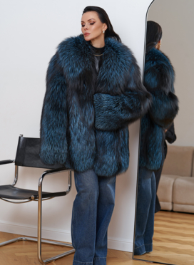 Шуба из меха чернобурки голубого цвета