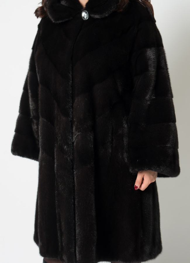 Шуба из скандинавской норки с капюшоном в комбинированной раскладке модель № 16837 универмаг малина