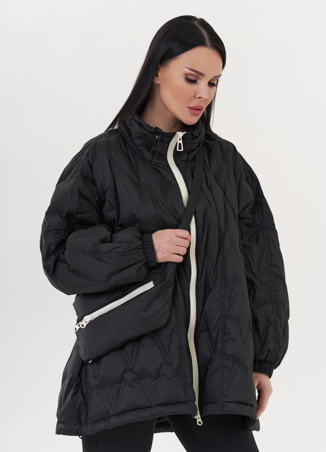 Женская куртка оверсайз с сумкой в черном цвете модель № 26667 меха малина