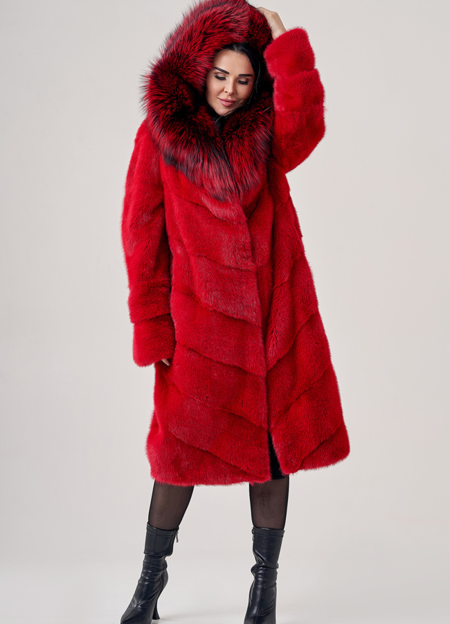 Шуба из норки с капюшоном  красного цвета  модель № 23838 меха малина