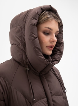 Женский пуховик с капюшоном и поясом
