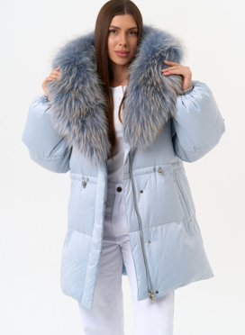 Женский пуховик голубого цвета с капюшоном из меха лисы