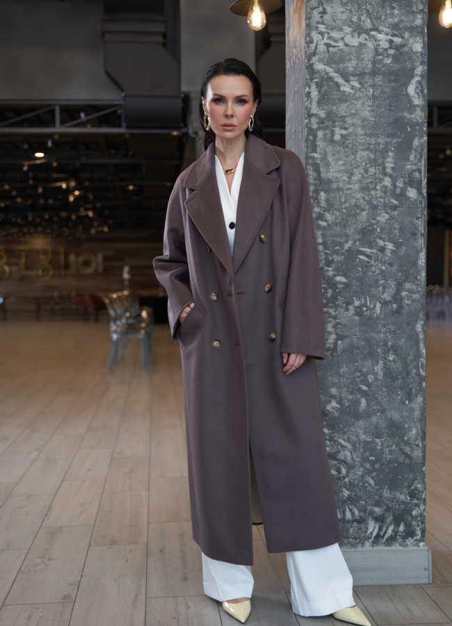 Длинное двубортное пальто с английским воротником модель № 29547 меха малина