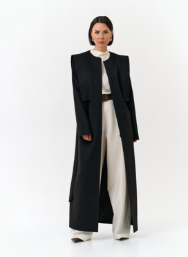 Женское длинное пальто с акцентными плечами
