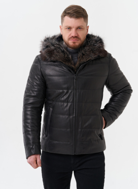 Пуховик из натуральной кожи с капюшоном из меха енота