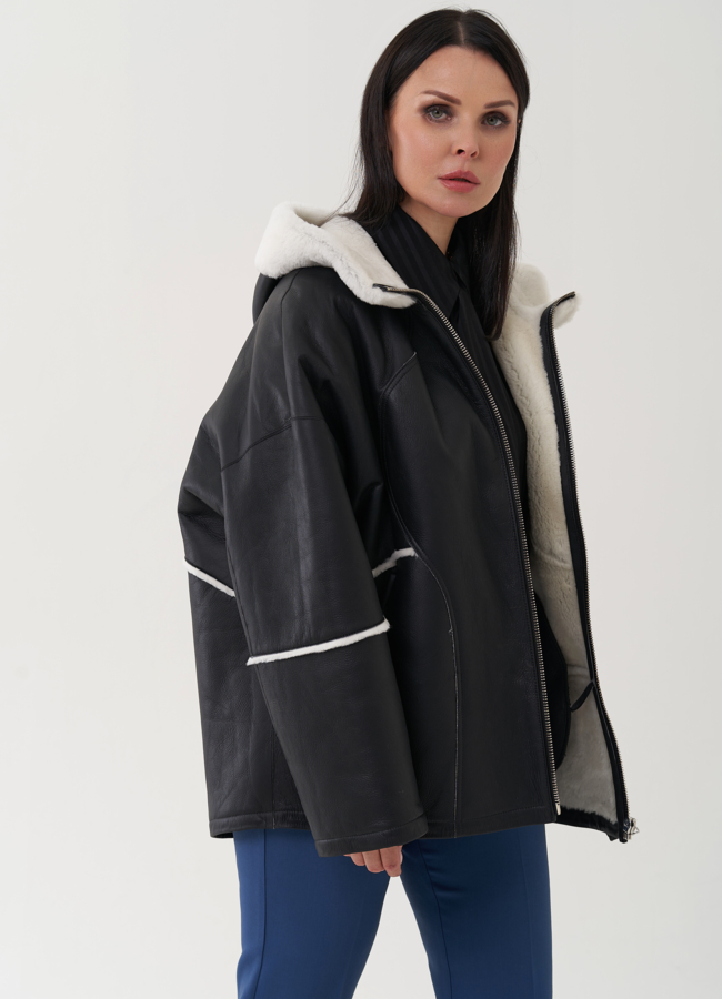 Короткая дубленка черного цвета с капюшоном модель № 25292 в рассрочку