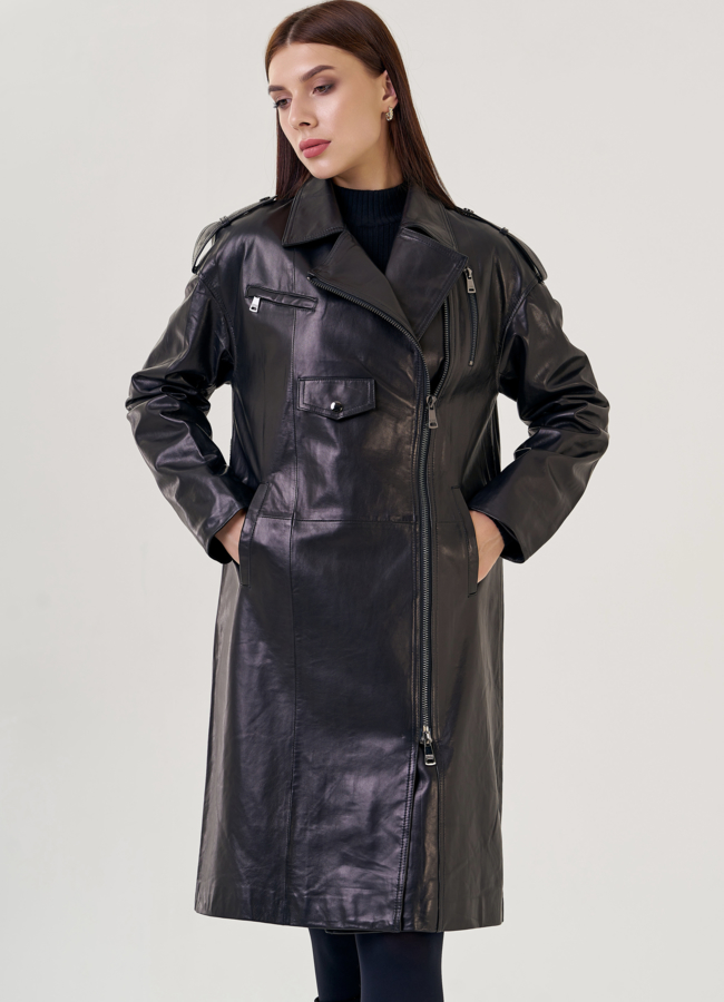 Женский плащ черного цвета  модель № 21584 меха малина