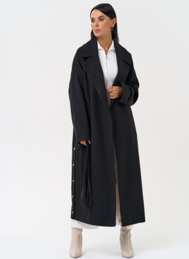 Женское пальто черного цвета с функциональными кнопками