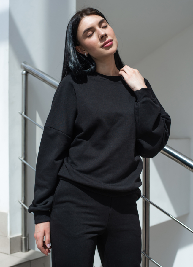 Свитшот женский черного цвета  модель № 22572 меха малина