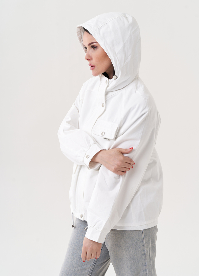 Светлая ветровка с капюшоном модель № 27259 в рассрочку