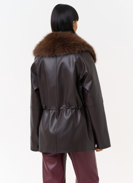 Удлиненная куртка из эко кожи с воротником из эко меха Удлиненная куртка из эко кожи с воротником из эко меха