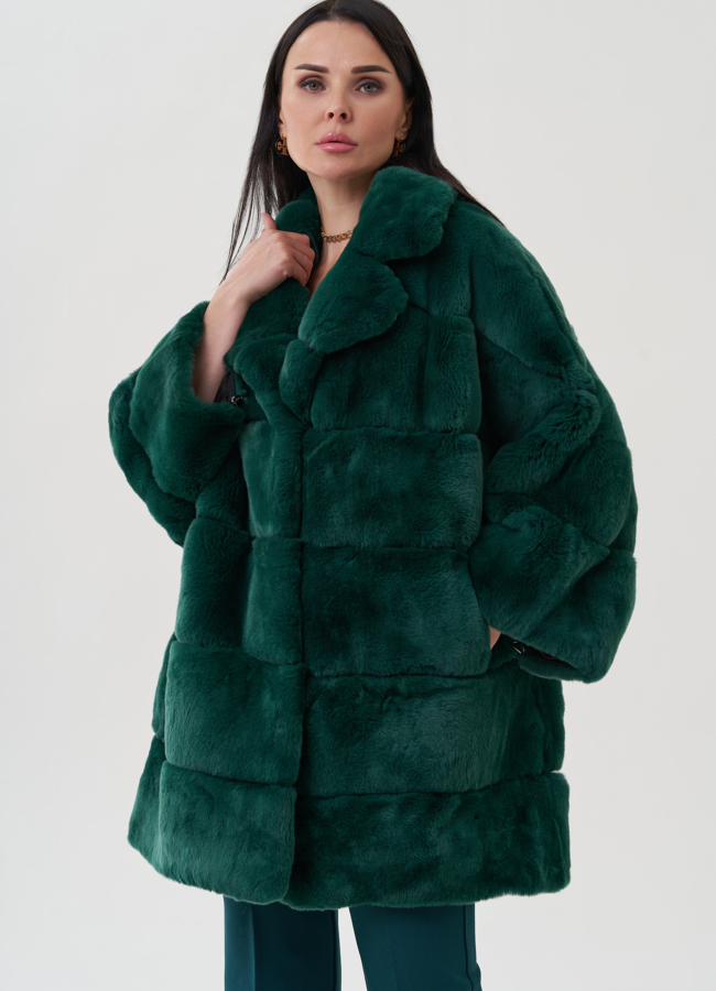 Шуба из меха кролика зеленого цвета модель № 25310 в рассрочку