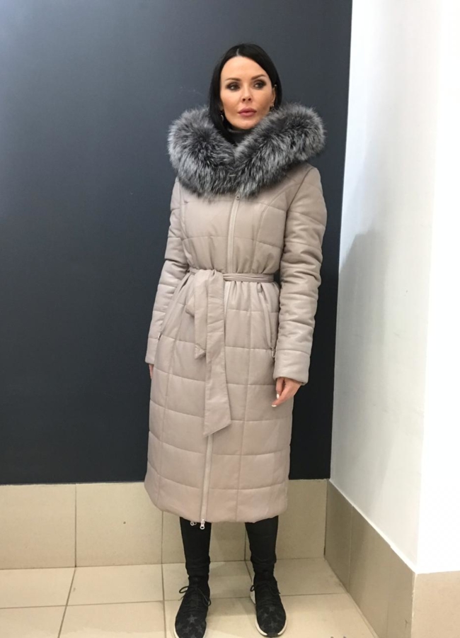 Светлый пуховик с капюшоном их эко кожи  модель № 6161 меха малина