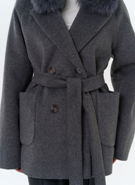 Женское утепленное пальто с отделкой из меха песца