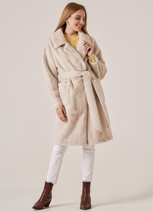 Светлое пальто с поясом из ворсовой ткани модель № 18298 меха малина