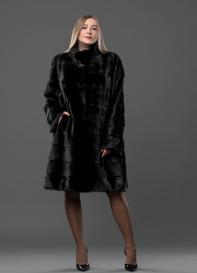 Норковая шуба черного цвета в поперечном раскладе со стойкой модель № S-773 меха малина