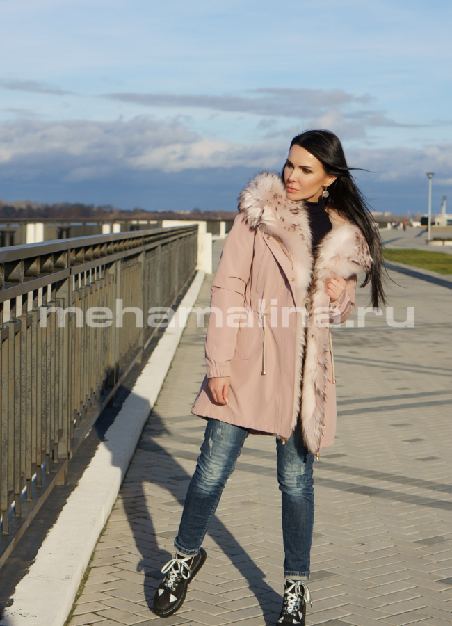 Парка розового цвета с меховой отделкой из енота модель № D08 меха малина