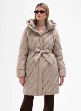Женский пуховик бежевого цвета с капюшоном