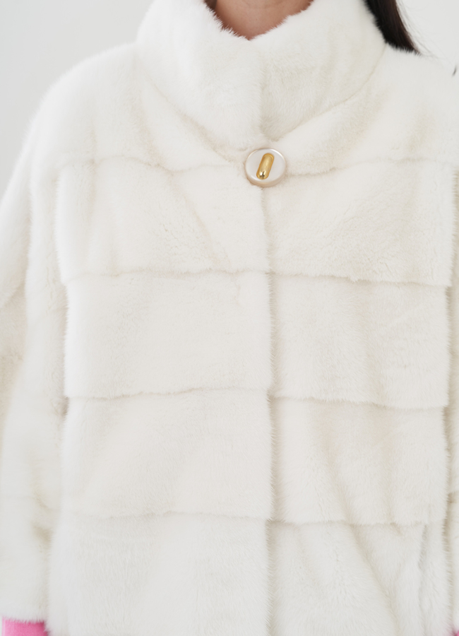 Короткая шуба из норки в белом цвете модель № 24717 в рассрочку