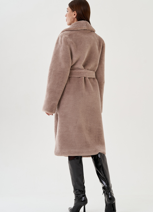 Пальто из эко меха в бежевом цвете модель № 25353 в кредит