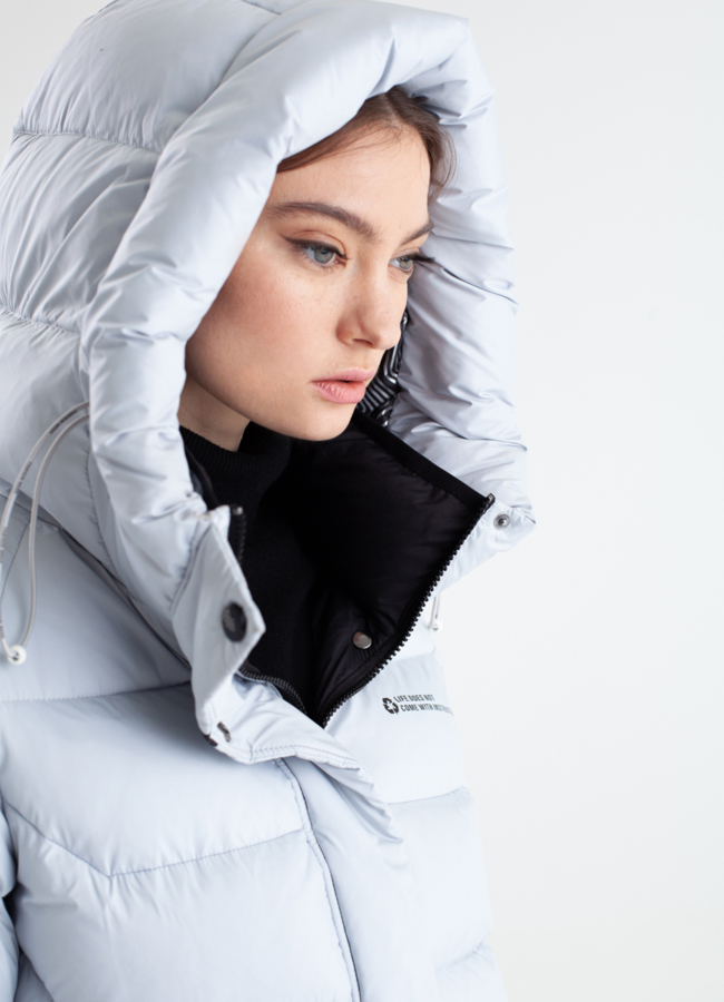 Женский пуховик светло-серого цвета модель № 23349 в кредит