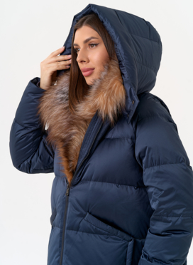 Женский пуховик с отделкой из меха блюфрост