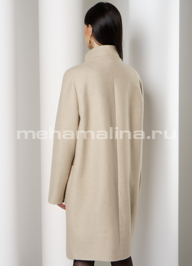 Пальто бежевого цвета со стойкой и накладными карманами модель № 465 в кредит