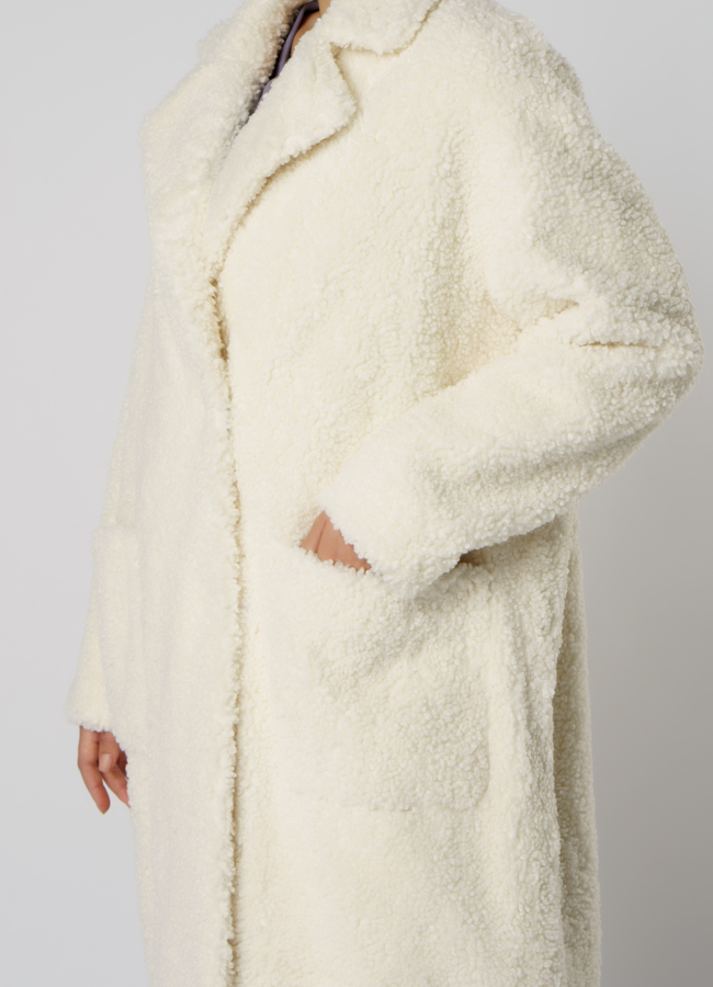 Пальто из эко меха белого цвета с английским воротником модель № 19433 в рассрочку