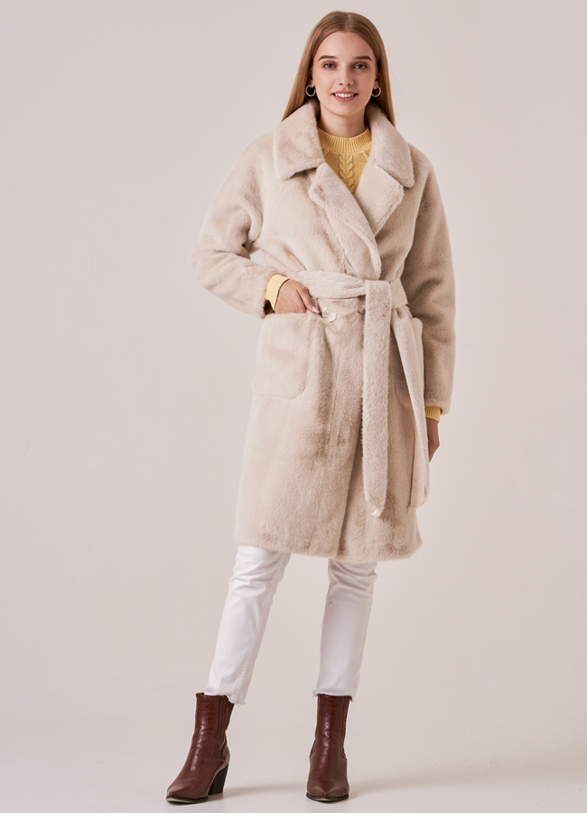 Светлое пальто с поясом из ворсовой ткани модель № 18298 в кредит