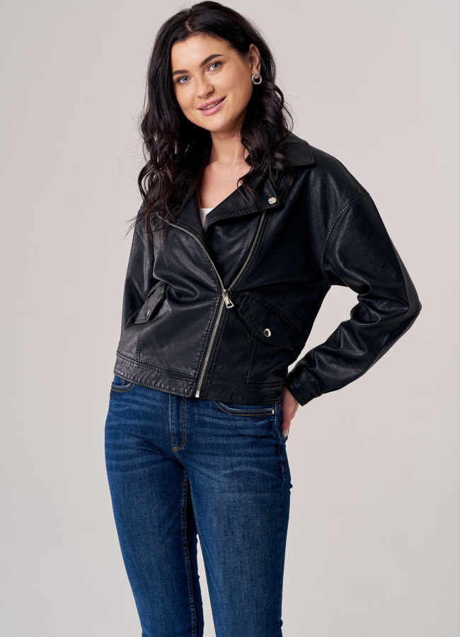 Женская куртка из эко кожи черного цвета модель № 20741 меха малина