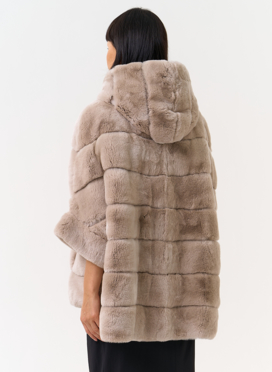 Короткая шуба из меха кролика с капюшоном Короткая шуба из меха кролика с капюшоном