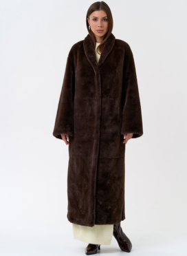 Длинное пальто из эко меха с декоративным поясом