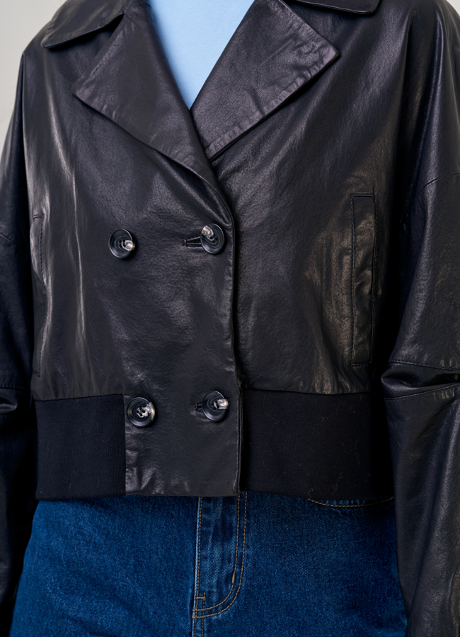 Женская кожаная куртка черного цвета  модель № 22455 в рассрочку