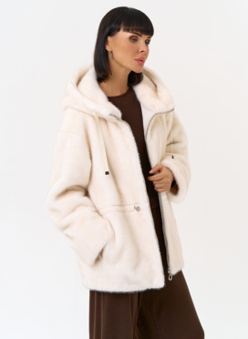 Женская светлая куртка из эко меха с капюшоном