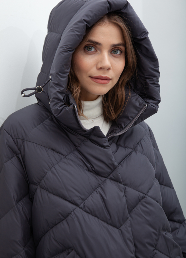 Пуховик женский серого цвета с капюшоном модель № 21051 в кредит