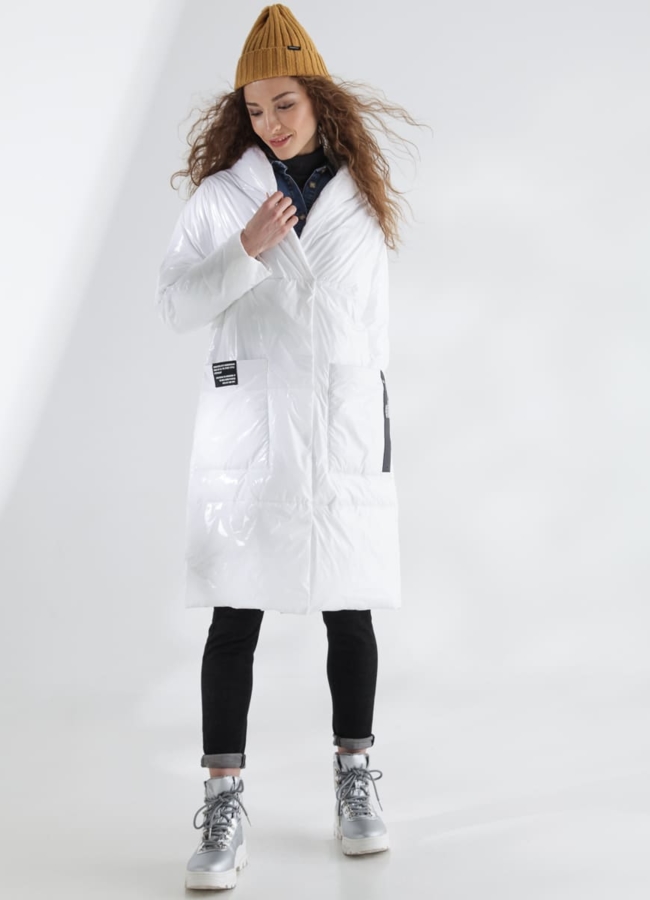 Пальто женское белого цвета модель № 7743 меха малина