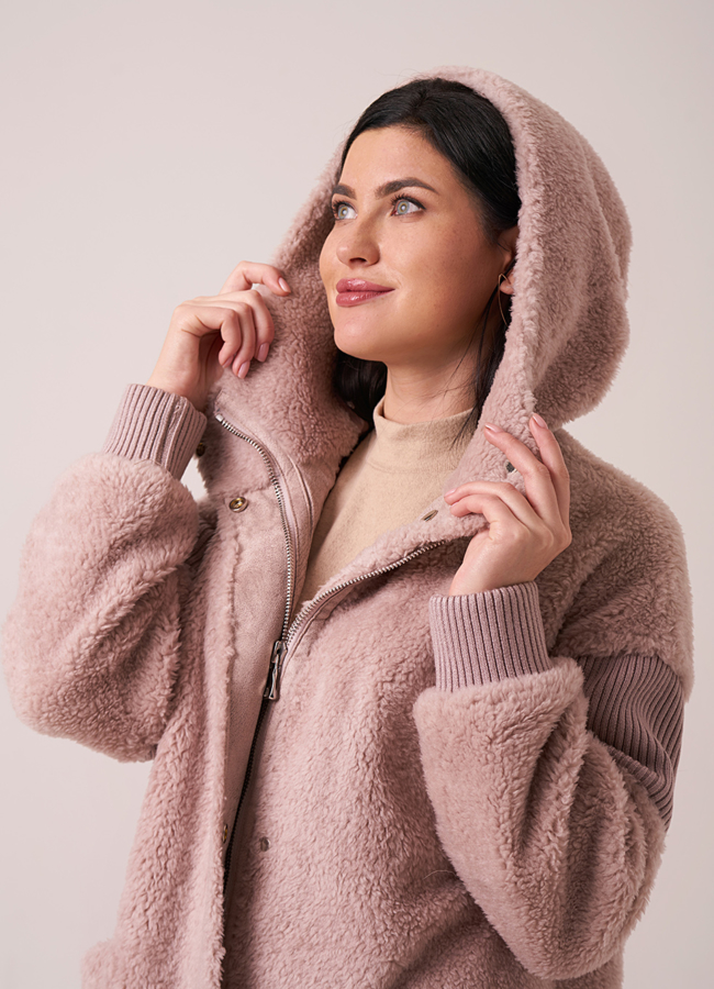 Длинная шуба из овечьей шерсти розового цвета с капюшоном модель № 17948 универмаг малина