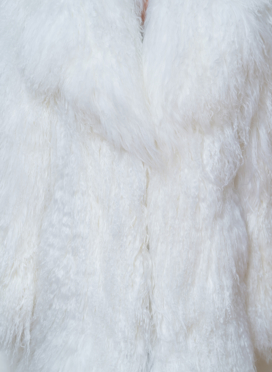 Длинная шуба белого цвета из меха ламы