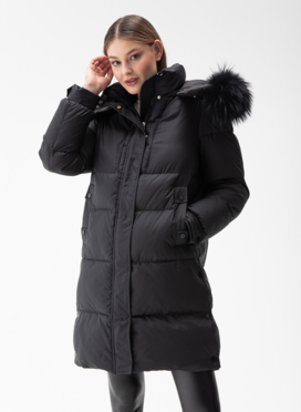 Женский пуховик с капюшоном из енота