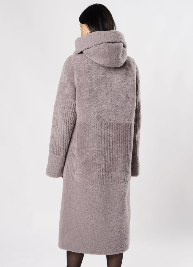 Пальто из овчины серого цвета с капюшоном модель № 11994 в рассрочку