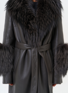 Женская натуральная дубленка с отделкой из меха лисы