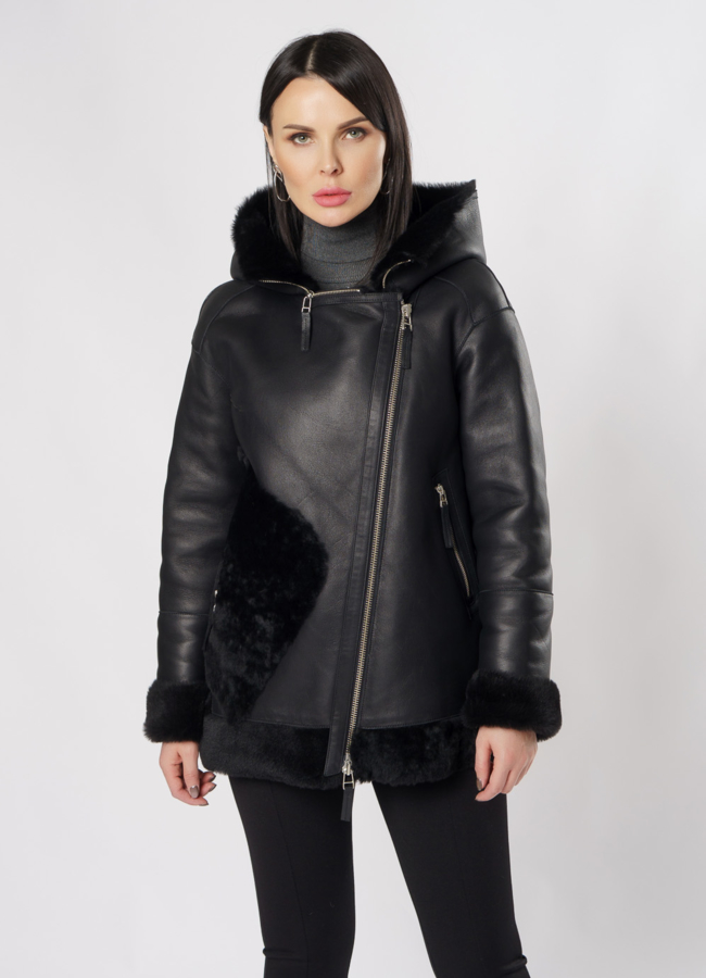 Укороченная дубленка с капюшоном черного цвета модель № 3633 меха малина